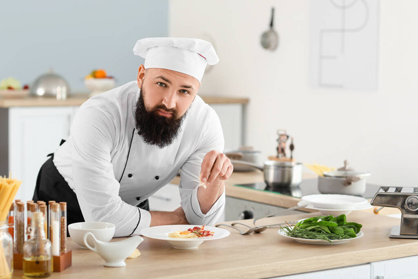 Retrato de guapo chef masculino en la cocina
 - Foto, imagen