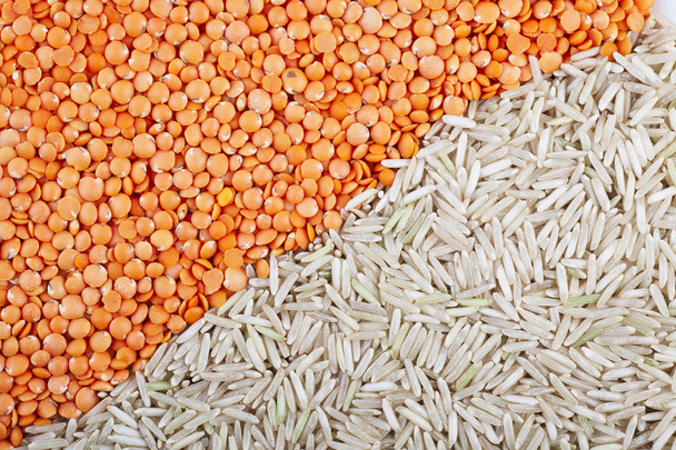 rode linzen en bruine rijst - Foto, afbeelding