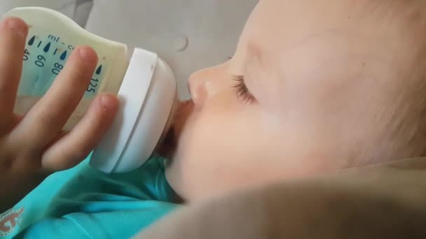 Ragazzo di due anni che beve latte al cioccolato dalla bottiglia, Primo piano
 - Filmati, video