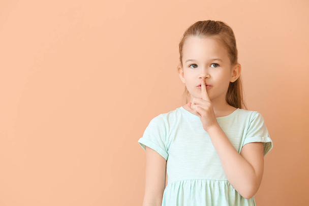 Söpö pieni tyttö osoittaa hiljaisuutta ele väri tausta
 - Valokuva, kuva