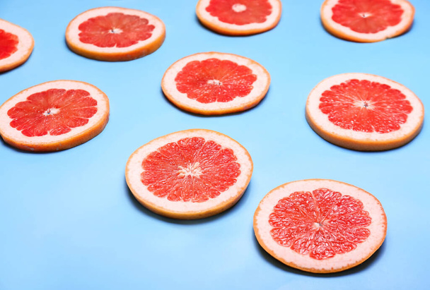 Friss szeletelt grapefruit színes háttér - Fotó, kép