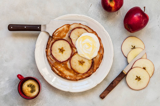 Apple Pancakes with Sour Cream and Honey - Foto, Bild