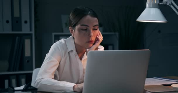 Overwork donna d'affari che si estende in ufficio notturno
 - Filmati, video