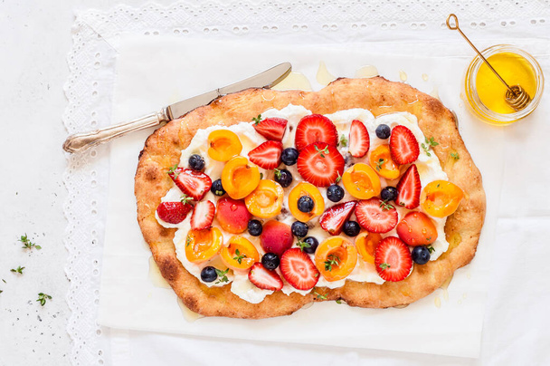 Flatbread with Ricotta, Fresh Berries and Apricots, Drizzled with Honey - Fotoğraf, Görsel