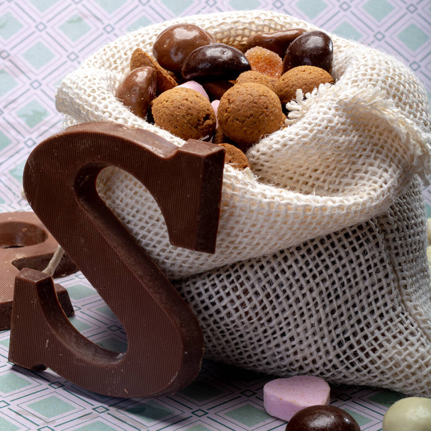 Mikulášský den v prosinci, dětská dovolená v Nizozemsku, Belgii, Německu a Curacau, čokoládové pikantní zázvorové sušenky a dopisy v bílém pytli zblízka - Fotografie, Obrázek