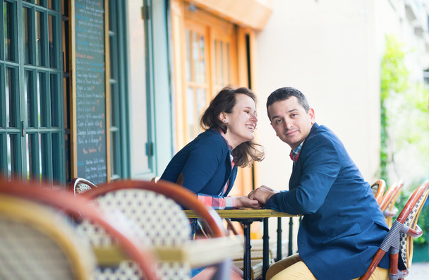 Couple in an outdoor Parisian restaurant - Foto, Bild