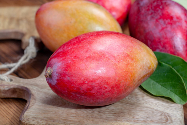 Narodowy owoc Indii, Pakistanu i Filipin tropikalne organiczne dojrzałe czerwone mango gotowe do jedzenia z bliska - Zdjęcie, obraz