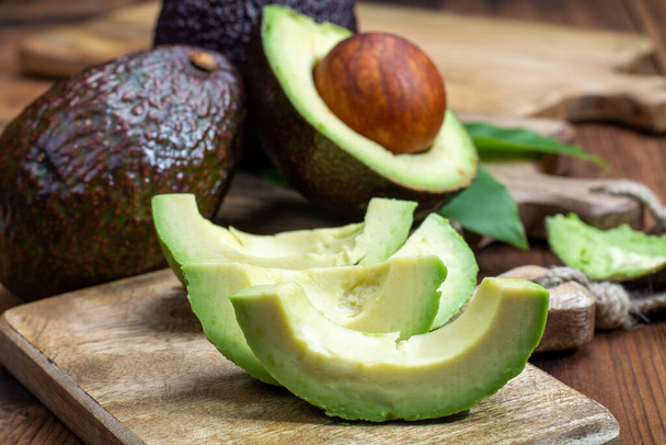 Maturare avocado sano hass biologico, nuovo raccolto da vicino
 - Foto, immagini