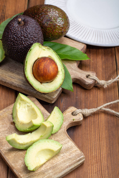 Maturare avocado sano hass biologico, nuovo raccolto da vicino
 - Foto, immagini
