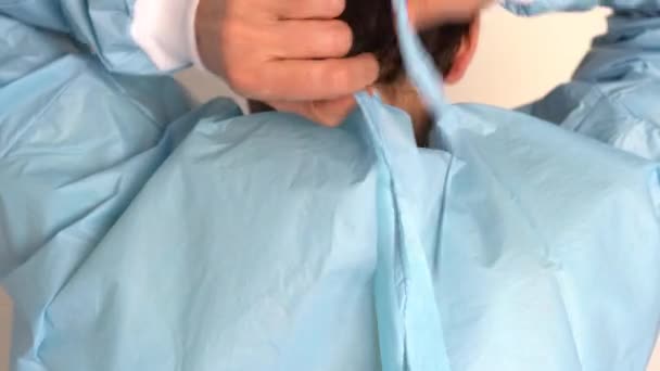 Doctora poniéndose su uniforme protector
 - Metraje, vídeo