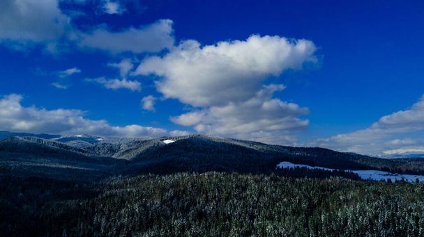 Karpaten winter Sneeuw luchtfotografie. - Foto, afbeelding