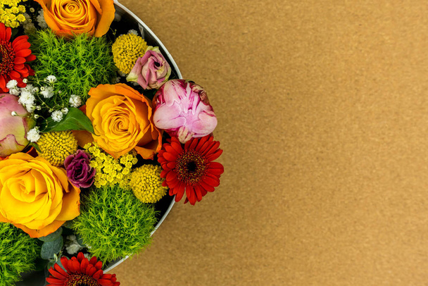 Bloemenboeket van verschillende kleurrijke op de natuurlijke houten achtergrond. - Foto, afbeelding