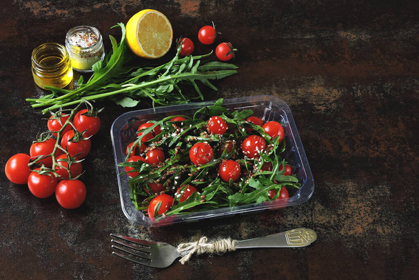 Gesunde Salat Rucola Kirsche Lunchbox. Diätsalat to go. - Foto, Bild