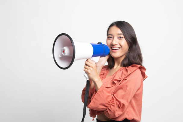 Hermosa joven asiática mujer anunciar con megáfono sobre fondo blanco
 - Foto, Imagen