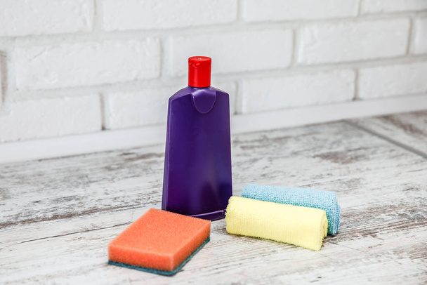 Multi-colored foam rubber sponge for cleaning and washing dishes - Foto, imagen