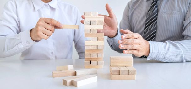 ビジネスの代替リスクと戦略、ビジネスチームの協力的なギャンブル成功するために共同計画と開発に塔の上に木製のブロック階層を作る. - 写真・画像
