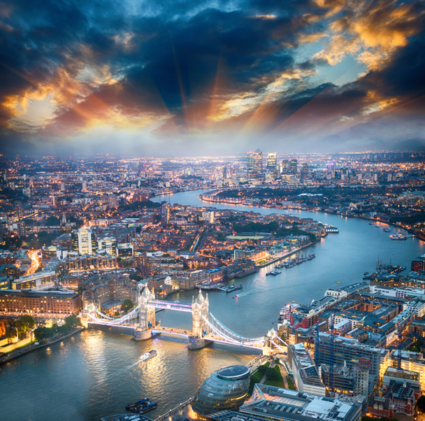 Londres. Vista aérea del Puente de la Torre al atardecer con hermosa ciudad
 - Foto, Imagen