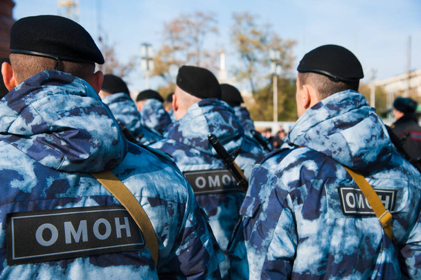 Policiais russos fardados. Texto em russo: "Unidade especial de polícia (OMON
)" - Foto, Imagem
