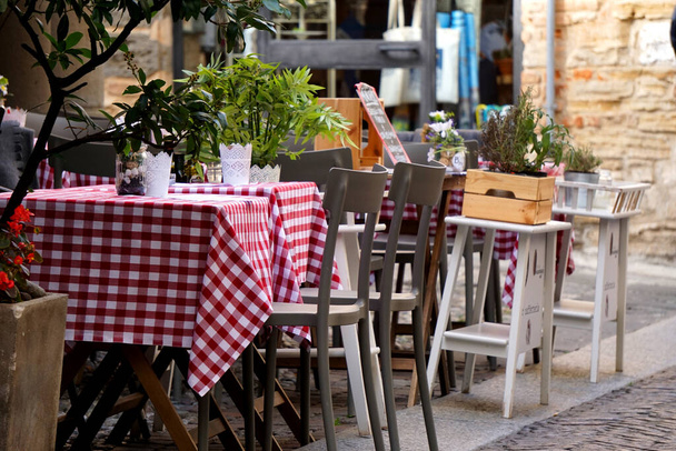 Romántico restaurante italiano rústico y acogedor, Trattoria Osteria en Italia
. - Foto, Imagen