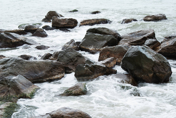 Moře, vlny se lámou o kameny, pobřeží - Fotografie, Obrázek