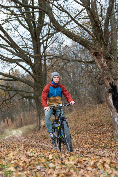człowiek jeździ na rowerze po przyrodzie z dużą prędkością jesienią - Zdjęcie, obraz