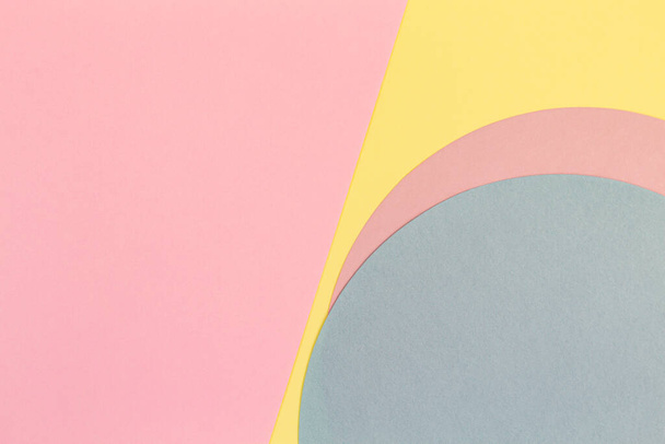 Résumé fond de texture de papier de couleur. Formes géométriques minimales et lignes en rose pastel, bleu clair, couleurs jaunes
 - Photo, image