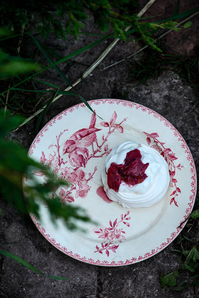 Ruibarbo merengue cups.selective focus.outdoor foto
 - Foto, Imagem