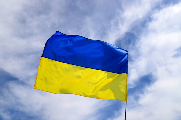Suuri Ukrainan lippu liehuu sinisellä taivaalla. Iso keltainen sininen Ukrainan valtion lippu Dnepr kaupunki, Dnepropetrovsk aikana National Holiday Independence, perustuslaki, Defender Day - Valokuva, kuva