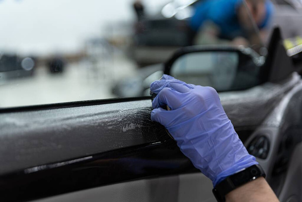 Személygépkocsi részletező munkavállaló takarítás autó belső ajtók - Fotó, kép