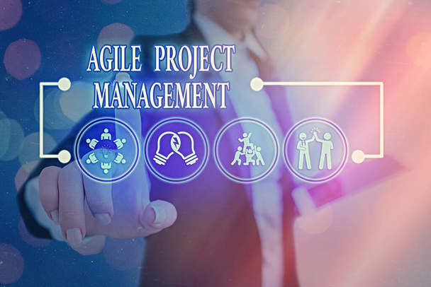 Fogalmi kézírás az Agile Project Management bemutatásával. Üzleti fotó szöveg menedzsment módszertan a hagyományos modern technológia. - Fotó, kép