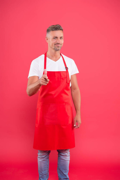 you should try this. man staff in uniform. Professional approach to business. you are next. mature man in apron pointing finger. hostess of the restaurant. Fast food restaurant. Restaurant staff - Foto, Imagem