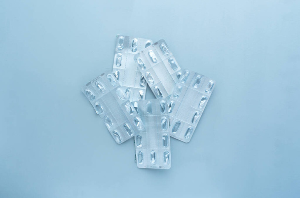 Empty blister packs of tablets on a blue background. Medical, environmental concept. Health therapy. Pandemic, epidemic, vaccination. - Foto, afbeelding