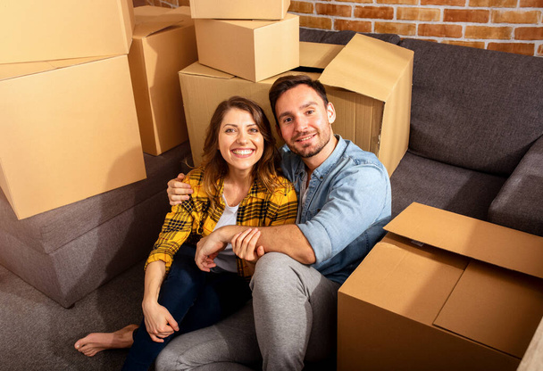 Šťastný pár se musí přestěhovat a zařídit všechny balíčky. Koncept úspěchu, změny, pozitivity a budoucnosti - Fotografie, Obrázek