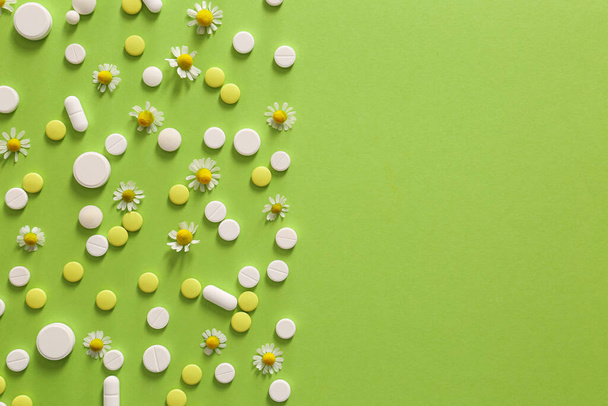 Pillole con fiori di camomilla su sfondo di colore
 - Foto, immagini