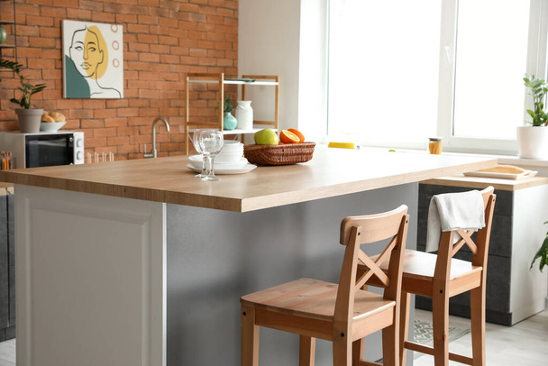 Stijlvolle tafel in moderne keuken - Foto, afbeelding