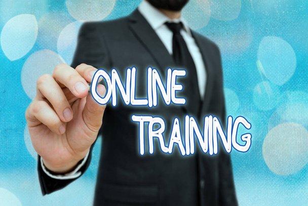 Tekst pisania słów Szkolenia online. Koncepcja biznesowa dla niektórych umiejętności jest nauczana i osiągalna tylko w Internecie. - Zdjęcie, obraz