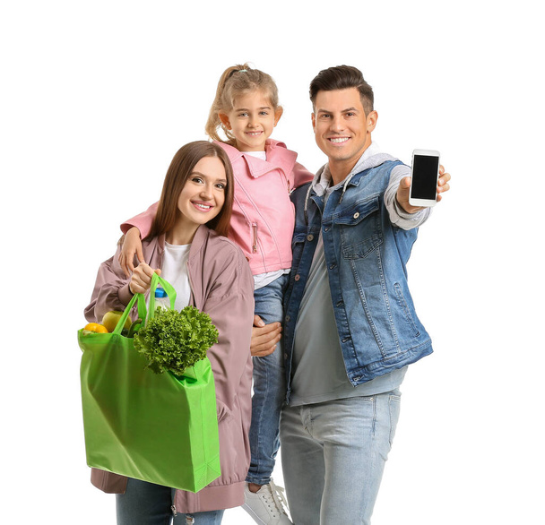 Famiglia con cibo in borsa e cellulare su sfondo bianco
 - Foto, immagini