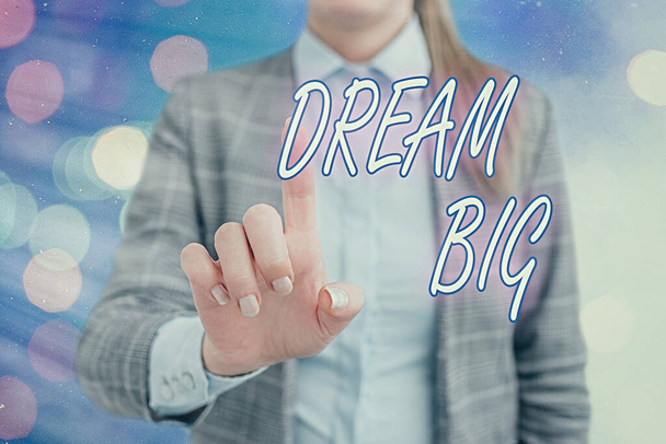 Kézírás szöveg írás Dream Big. A koncepció pozitív hozzáállást jelent, hogy motiváljuk magunkat magasabb célok elérésére és követésére.. - Fotó, kép
