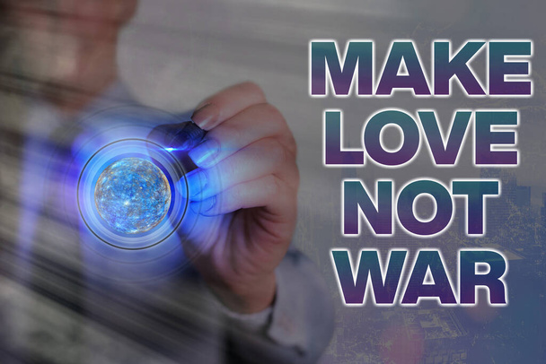 Tekst pisania słów Make Love Not War. Koncepcja biznesowa dla hipisowskiego hasła antywojennego zachęcającego do miłości i pokoju Elementy tego obrazu dostarczone przez NASA. - Zdjęcie, obraz