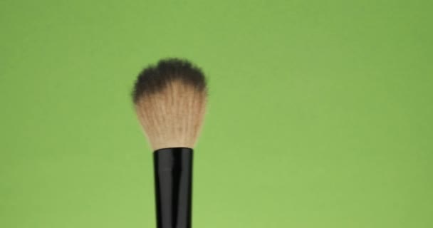 Horizontal movement of the brush for makeup on a green background. - Filmagem, Vídeo