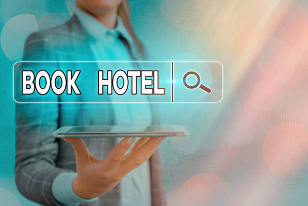 Signo de texto que muestra Book Hotel. Foto conceptual reservando un alojamiento pagado a corto plazo por adelantado
. - Foto, imagen