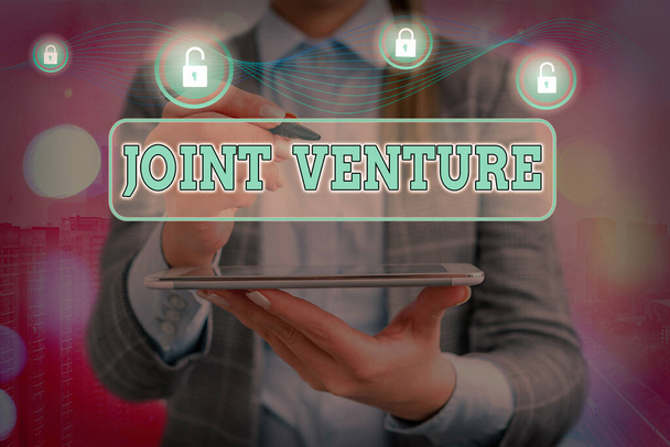 Κείμενο γραφής λέξεων Joint Venture. Επιχειρηματική ιδέα για εταιρική σχέση μεταξύ επιχειρήσεων που επενδύονται από κοινού από δύο ή περισσότερες εταιρείες. - Φωτογραφία, εικόνα