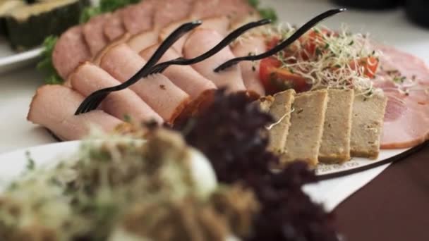 Κλείσιμο γευστικών προφιτερόλ γεμιστά με κόκκινο χαβιάρι σερβίρεται στο λευκό πιάτο - Πλάνα, βίντεο