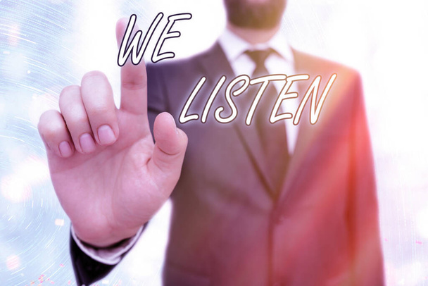 Piszę notatkę z "We Listen". Biznesowe zdjęcie pokazujące organizację gotową zwrócić uwagę oferując swoje uszy. - Zdjęcie, obraz