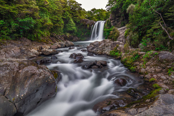 ニュージーランドのトンガリロ・アルパイン・クロッシング付近の台湾の滝. - 写真・画像