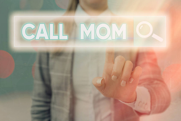 Word writing text Call Mom. Geschäftskonzept für den Versuch, mit der Mutter über das Smartphone zu kommunizieren. - Foto, Bild