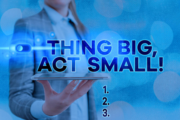 Tekstbord met Ding Big, Act Small. Conceptuele foto Begint op korte termijn om een levenslange doelen te bereiken. - Foto, afbeelding