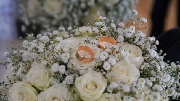 花と結婚式の結婚式の花束の金の指輪 - 写真・画像