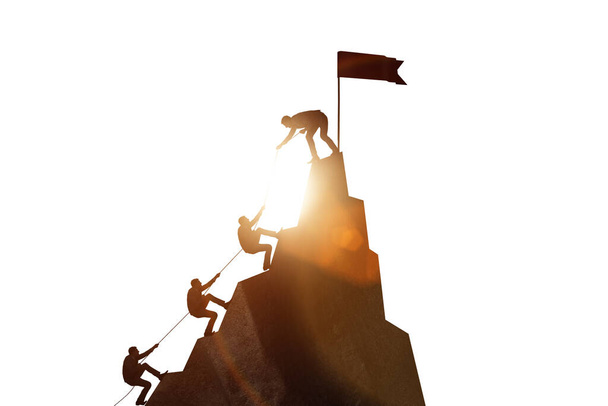 Concepto de trabajo en equipo con escalada en equipo en la cima de la montaña
 - Foto, imagen