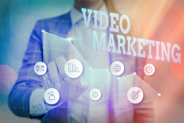 Kirjoitetaan muistiinpanoja videomarkkinoinnista. Business valokuva esittelee käyttäen videoita edistää ja markkinoida tuotetta tai palvelua. - Valokuva, kuva